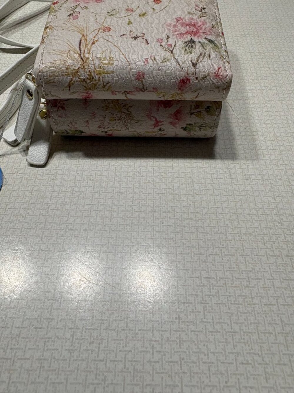 NWT Ch!c Unlimited Small Crossbody In Floral Print with many compartments - Picture 5 of 9